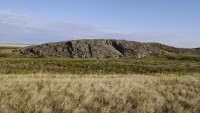 Большой Кульминский утес на реке Малая Караганка заметно выделяется в окружающем ландшафте