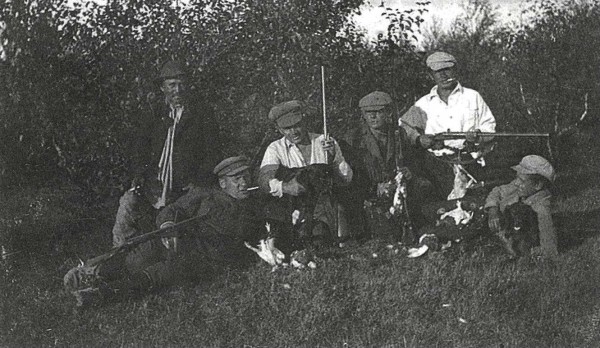 Братья Правдухины на охоте: Василий (лежит), Николай (в белой рубашке с собакой), Борис (в белой рубашке с ружьем)